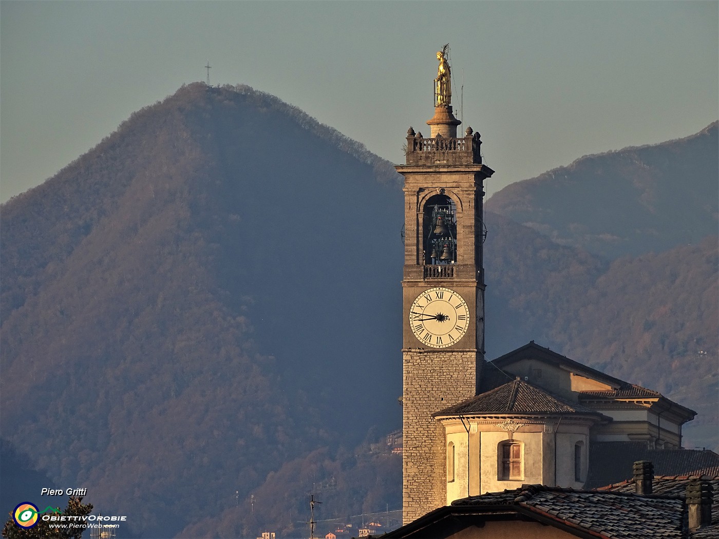 01 Parto da casa ( Zogno-300 m)  quando il sole comincia ad illuminare il caampanile di S. Lorenzo.JPG